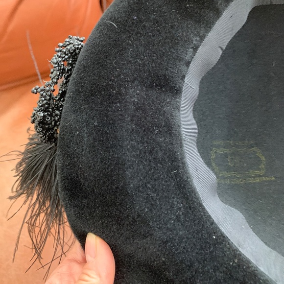 Vintage 1940s Saks Fifth Avenue Black Hat Wool with Feather and Beading - Picture 16 of 16